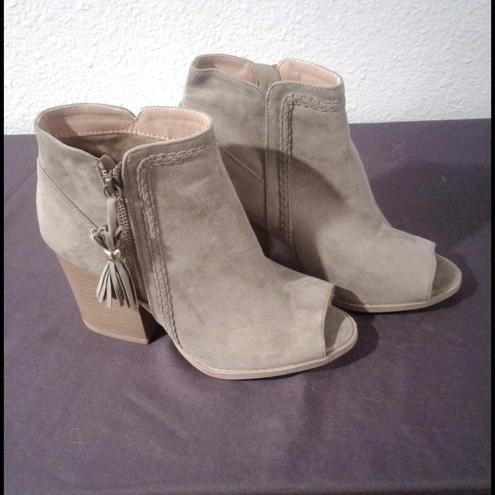 New Chunky Heel Peep Toe Booties 7 NWT
